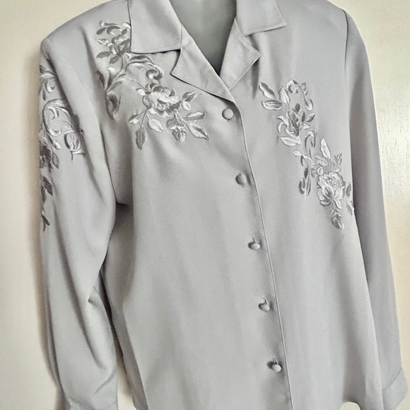 Ship n Shore Gray Blouse Embroidered Womens Sz 12 Long Sleeve - Picture 1 of 14